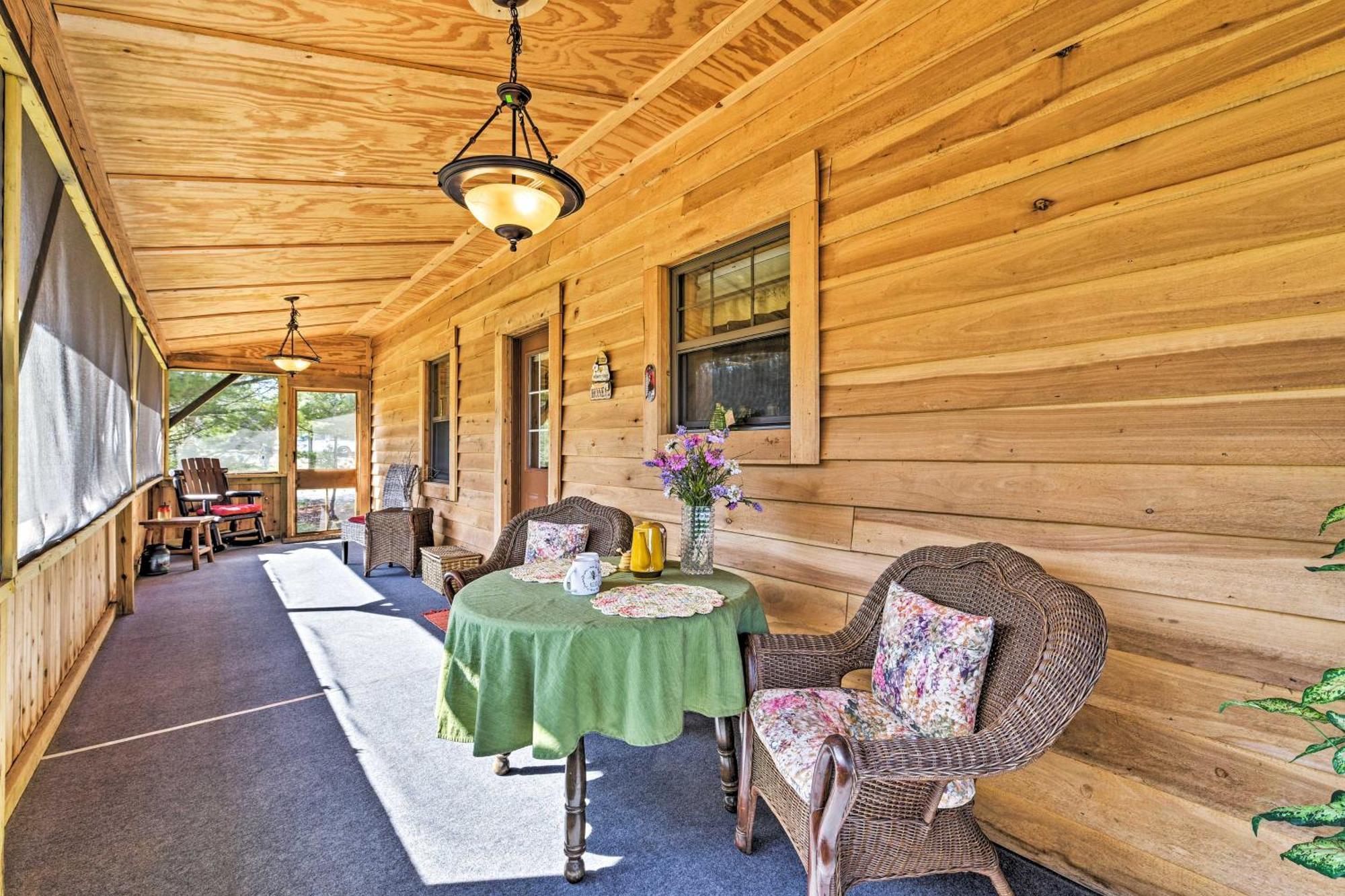 Honey House Cabin - A Quiet Countryside Retreat! Nappanee Eksteriør bilde
